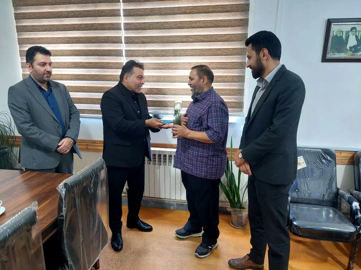 تجلیل برخی ایثارگران و خانواده شهدا در آمل از سوی شرکت بیمه دی 

