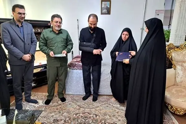 تجلیل مسئولان منطقه آزاد ماکو از جانباز سرافراز میثم سلمان‌زاده

