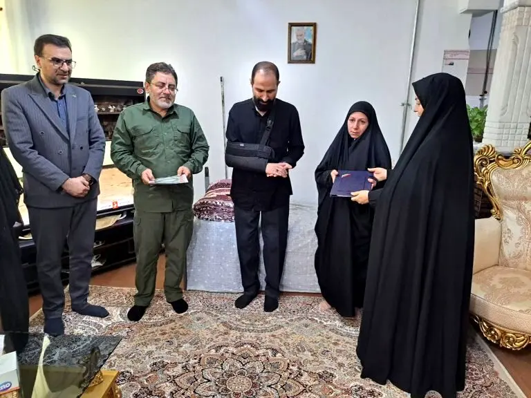 تجلیل مسئولان منطقه آزاد ماکو از جانباز سرافراز میثم سلمان‌زاده
