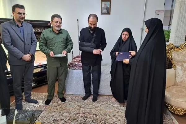 تجلیل مسئولان منطقه آزاد ماکو از جانباز سرافراز میثم سلمان‌زاده

