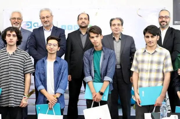 اهداء بیمه‌نامه زندگی‌بهادار بیمه دی به نفرات برتر کنکور
