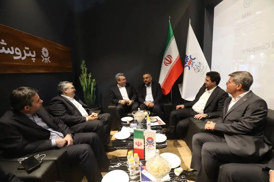 بانک سینا با چهار شرکت بزرگ صنعت نفت و پتروشیمی تفاهم‌نامه همکاری امضا کرد
