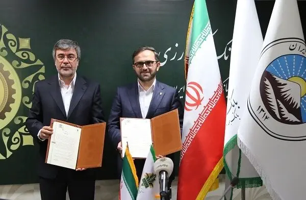 تفاهمنامه همکاری راهبردی میان بانک کشاورزی و بیمه ایران امضا شد / گسترش خدمات بانکی و بیمه‌ای در قالب همکاری‌های مشترک دولتی
