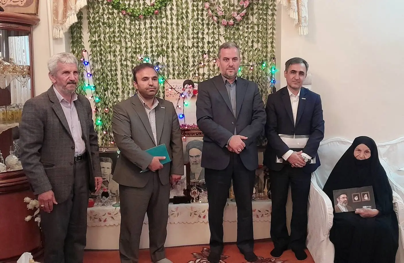 مدیر بیمه دی آذربایجان غربی از خانواده سه تن از شهدای شهرستان خوی دیدار کرد