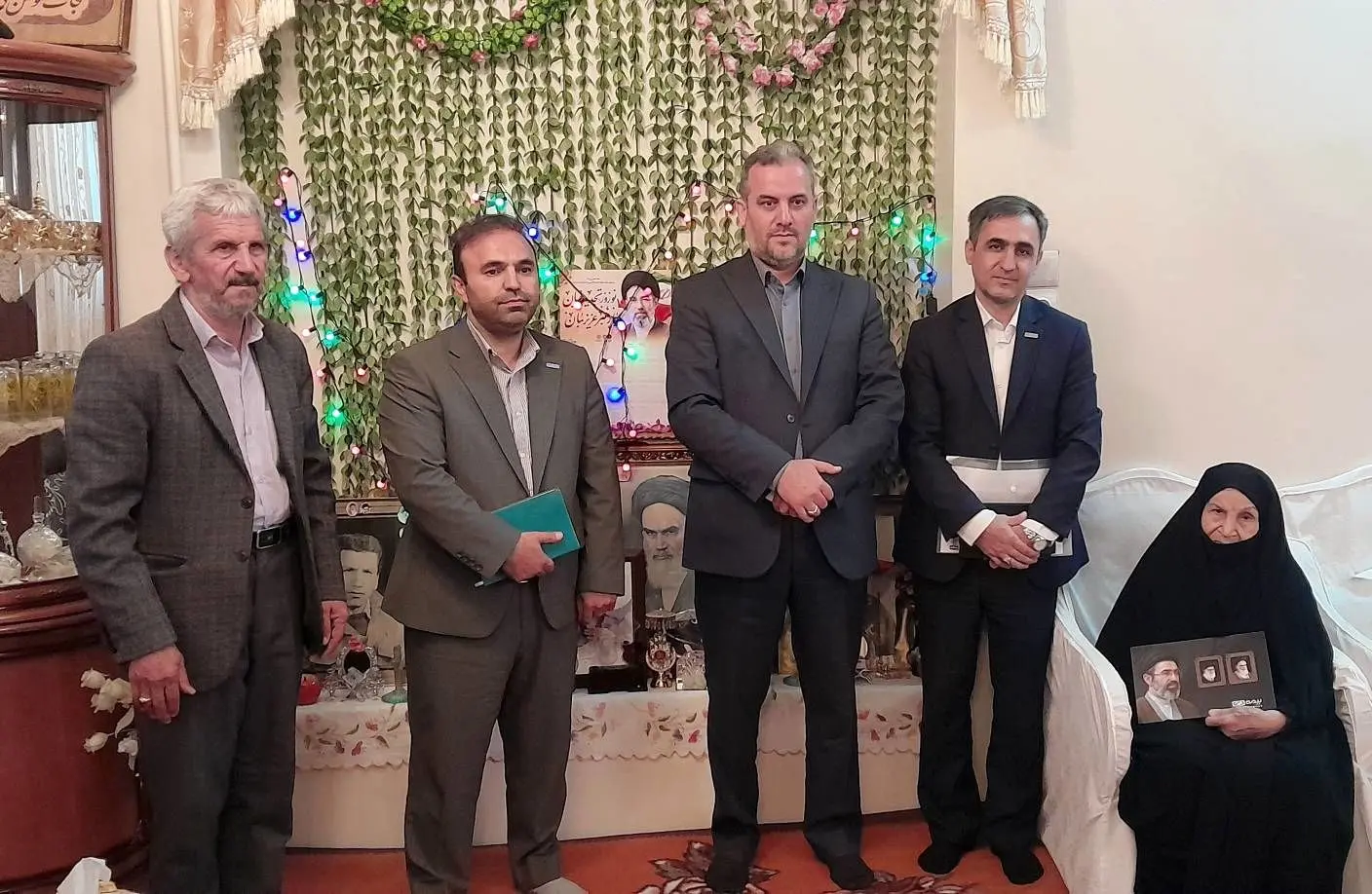 مدیر بیمه دی آذربایجان غربی از خانواده سه تن از شهدای شهرستان خوی دیدار کرد