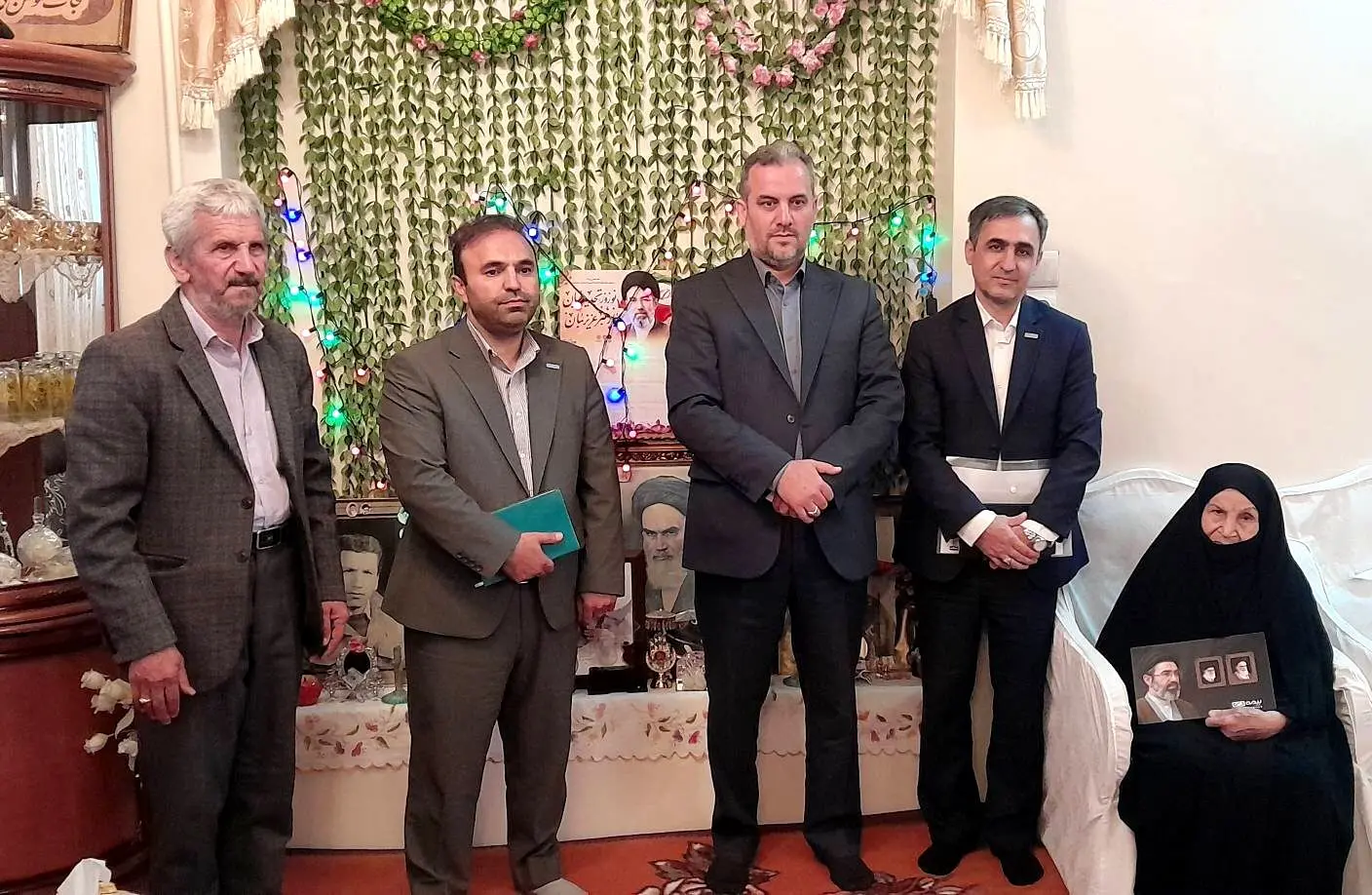 مدیر بیمه دی آذربایجان غربی از خانواده سه تن از شهدای شهرستان خوی دیدار کرد