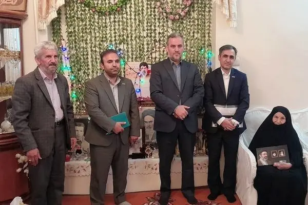 مدیر بیمه دی آذربایجان غربی از خانواده سه تن از شهدای شهرستان خوی دیدار کرد
