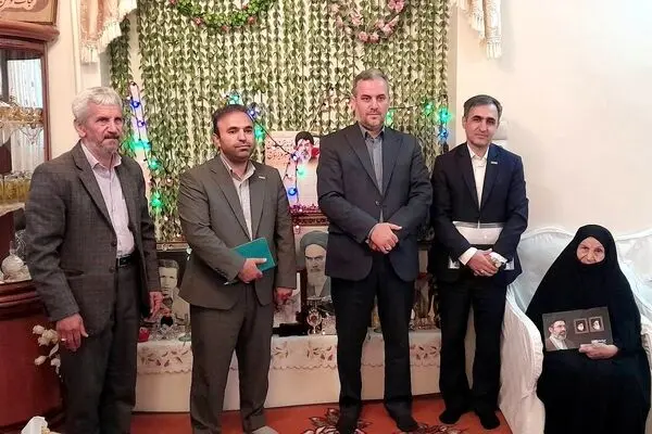 مدیر بیمه دی آذربایجان غربی از خانواده سه تن از شهدای شهرستان خوی دیدار کرد