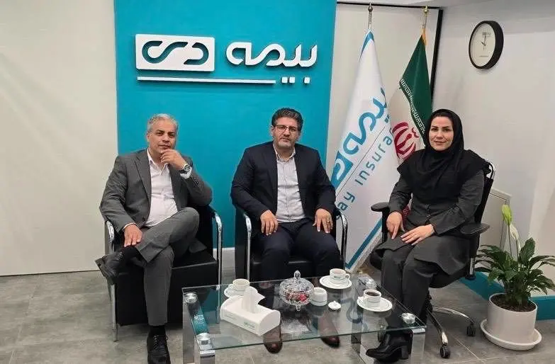 بازدید مدیر پشتیبانی بیمه دی از ساختمان جدید  در قزوین/اهدای لوح تقدیر به همکار شعبه قزوین  
