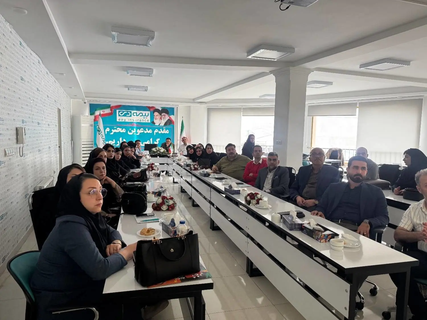 نشست مدیر بیمه دی استان گیلان با کارکنان شبکه فروش رشت 