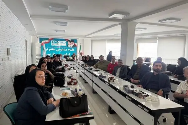 نشست مدیر بیمه دی استان گیلان با کارکنان شبکه فروش رشت 