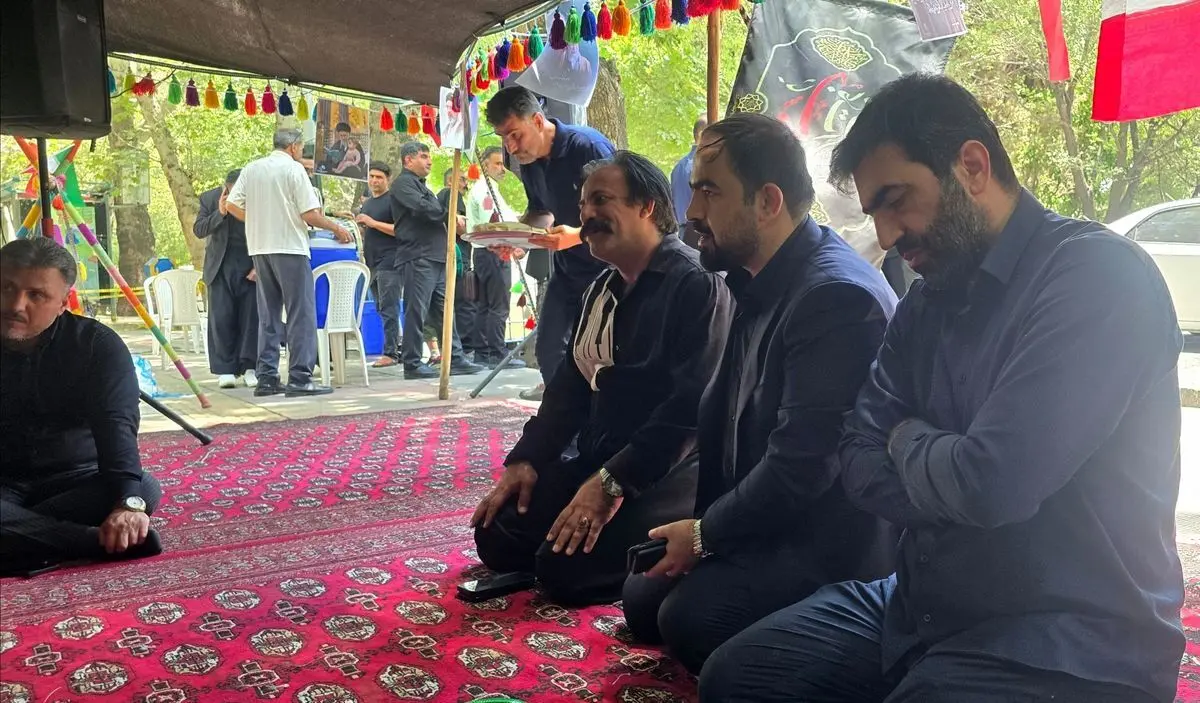 حضور مدیرعامل گروه سرمایه‌ گذاری صندوق بازنشستگی کشوری، به همراه مدیرعامل و رئیس هیئت‌ مدیره شرکت فولاد اکسین خوزستان در موکب شهدای زاگرس
