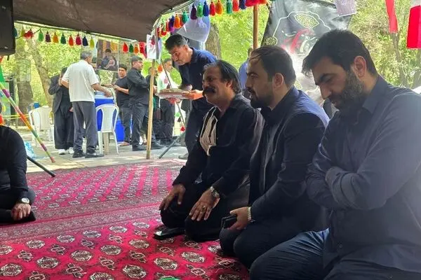 حضور مدیرعامل گروه سرمایه‌ گذاری صندوق بازنشستگی کشوری، به همراه مدیرعامل و رئیس هیئت‌ مدیره شرکت فولاد اکسین خوزستان در موکب شهدای زاگرس
