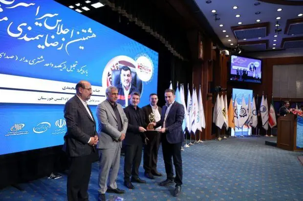 تندیس زرین مشتری‌مداری برای شرکت فولاد اکسین خوزستان
