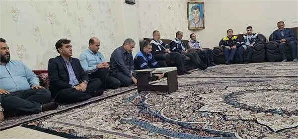 دیدار مدیران عامل پتروشیمی فن آوران و فارابی با خانواده شهید مطیری
