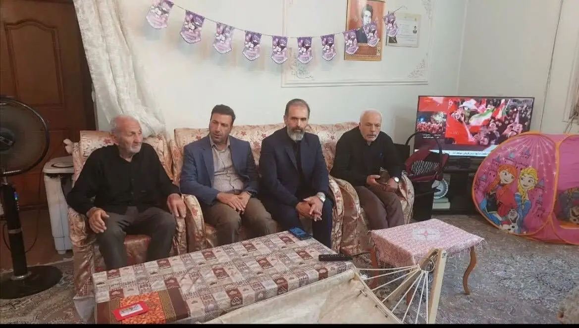 دیدار مدیر بیمه دی در اصفهان با جانباز ۷۰ درصدی و خانواده شهدای  مبارکه