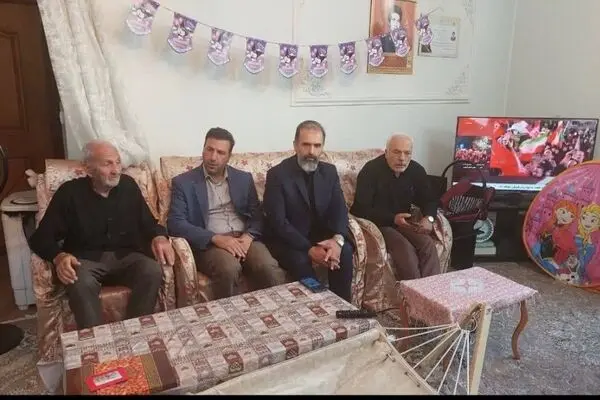 دیدار مدیر بیمه دی در اصفهان با جانباز ۷۰ درصدی و خانواده شهدای  مبارکه