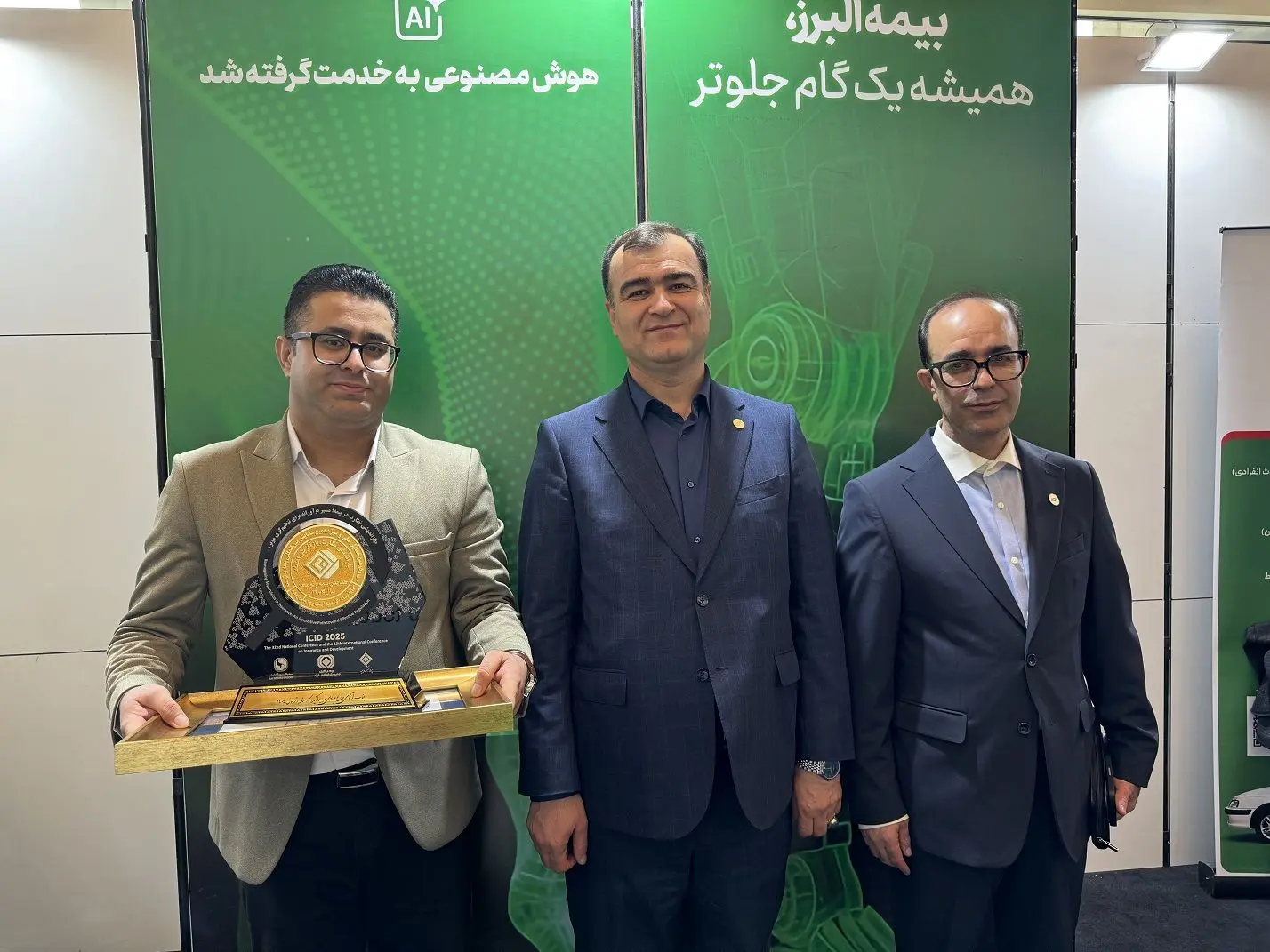 کارشناس بیمه البرز به عنوان کارمند نمونه صنعت بیمه در سال ۱۴۰۴ انتخاب شد
