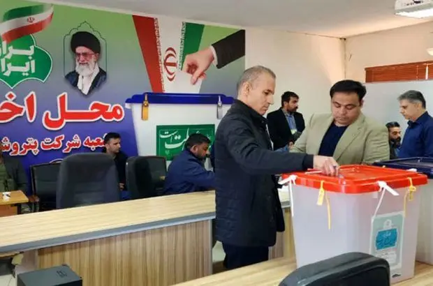 حضورمدیرعامل و پرسنل شرکت پتروشیمی خوزستان در پای صندوق رأی
