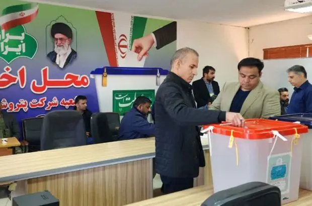 حضورمدیرعامل و پرسنل شرکت پتروشیمی خوزستان در پای صندوق رأی
