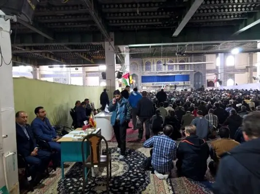 برپایی میز خدمت بانک صنعت و معدن در شهرستان بروجرد در نماز جمعه
