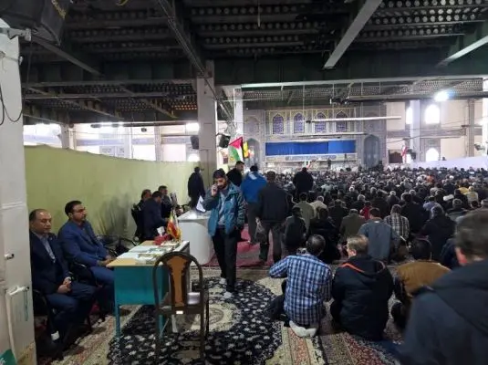 برپایی میز خدمت بانک صنعت و معدن در شهرستان بروجرد در نماز جمعه
