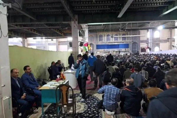 برپایی میز خدمت بانک صنعت و معدن در شهرستان بروجرد در نماز جمعه
